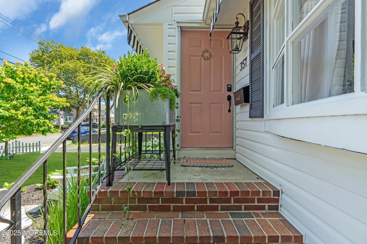 351 Euclid Ave - Photo 5 of 26