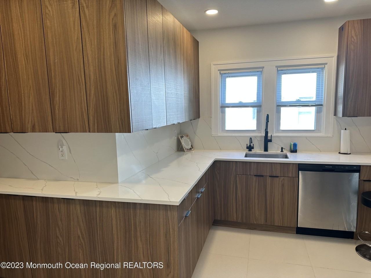 208 Lockwood Pl - Photo 4 of 17