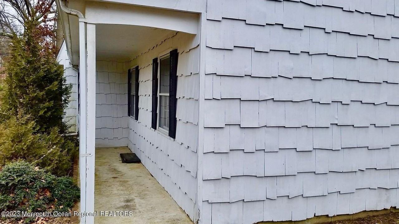 198 Elmwood Rd - Photo 4 of 24