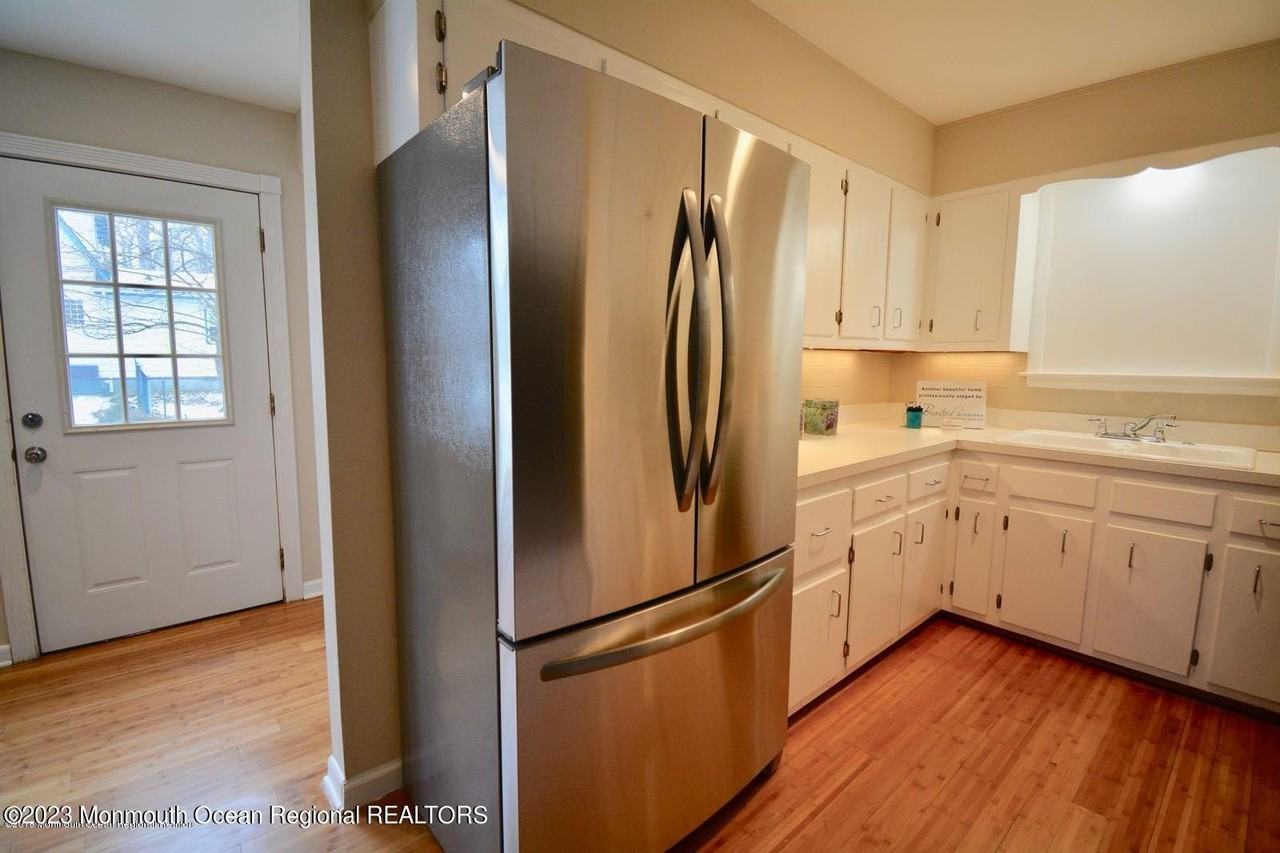 198 Elmwood Rd - Photo 6 of 24