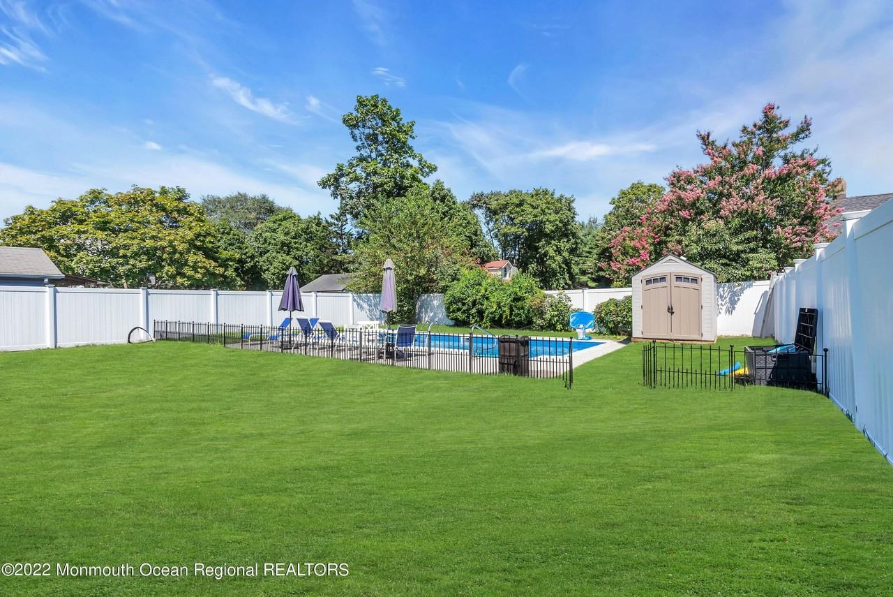 325 Roosevelt Avenue - Photo 4 of 37