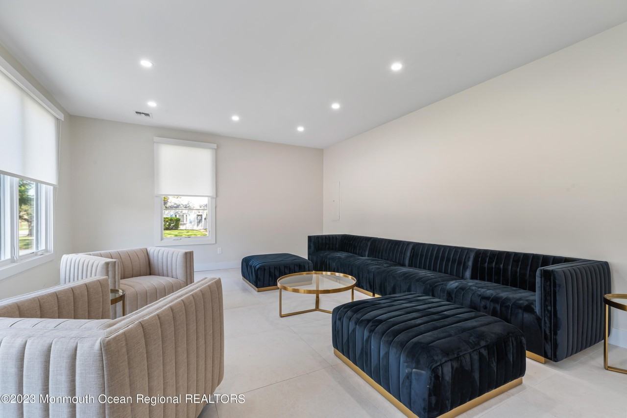 929 Van Court Ave - Photo 4 of 37