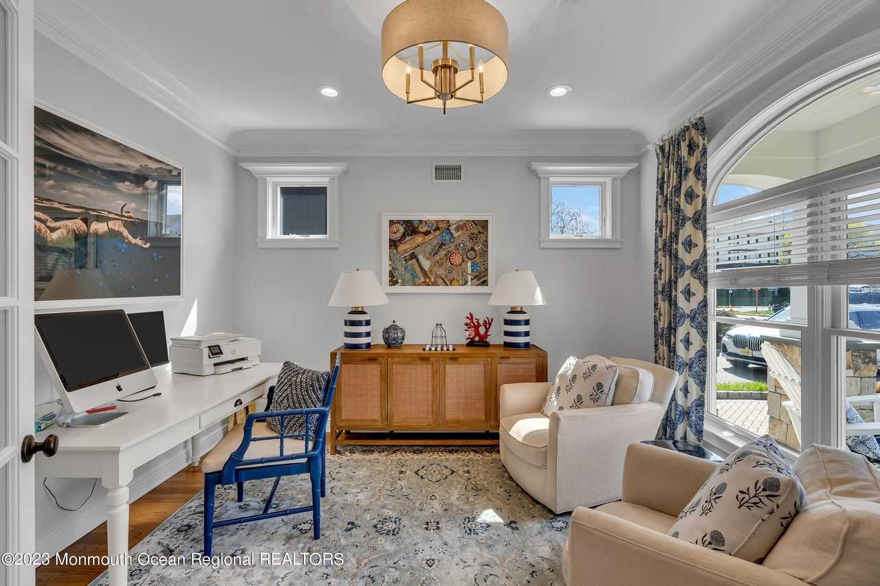 105 Beacon Boulevard - Photo 3 of 26