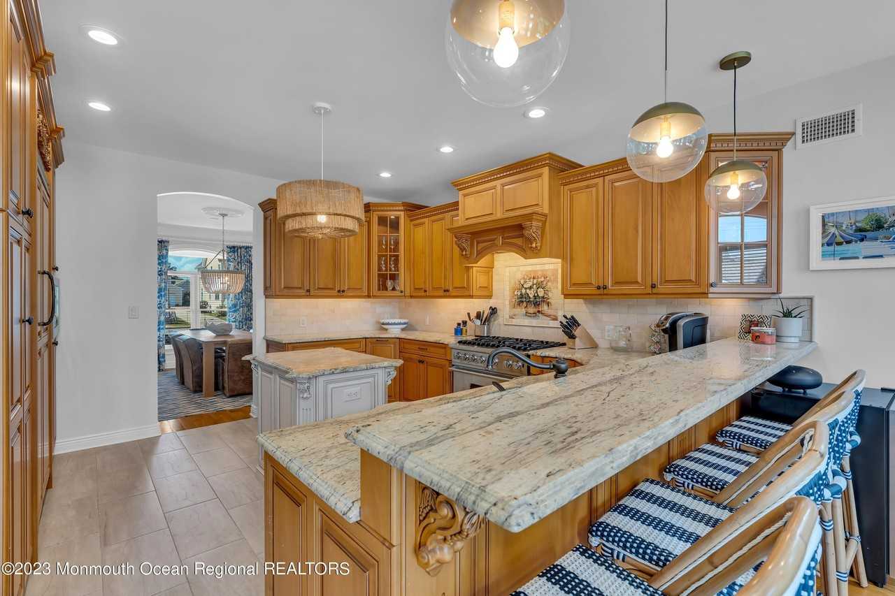 105 Beacon Boulevard - Photo 7 of 26