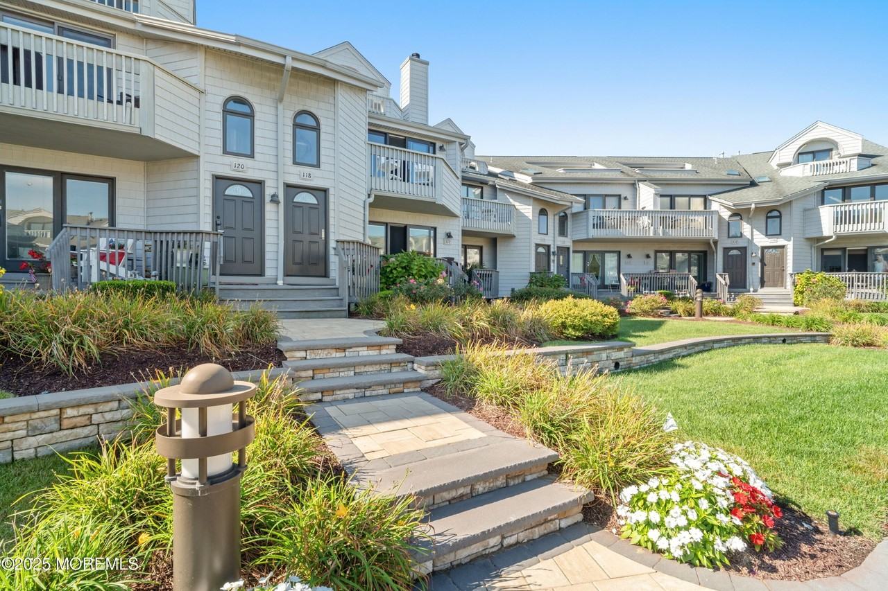 118 Ashley Ave - Photo 2 of 34