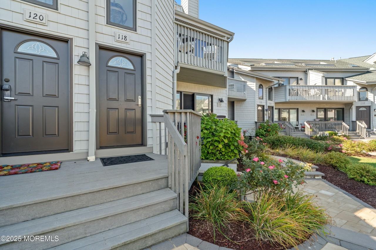 118 Ashley Ave - Photo 3 of 34