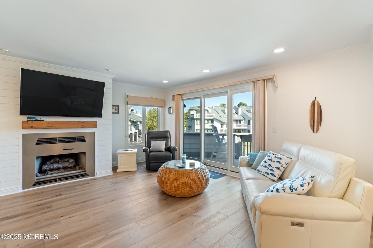 118 Ashley Ave - Photo 4 of 34