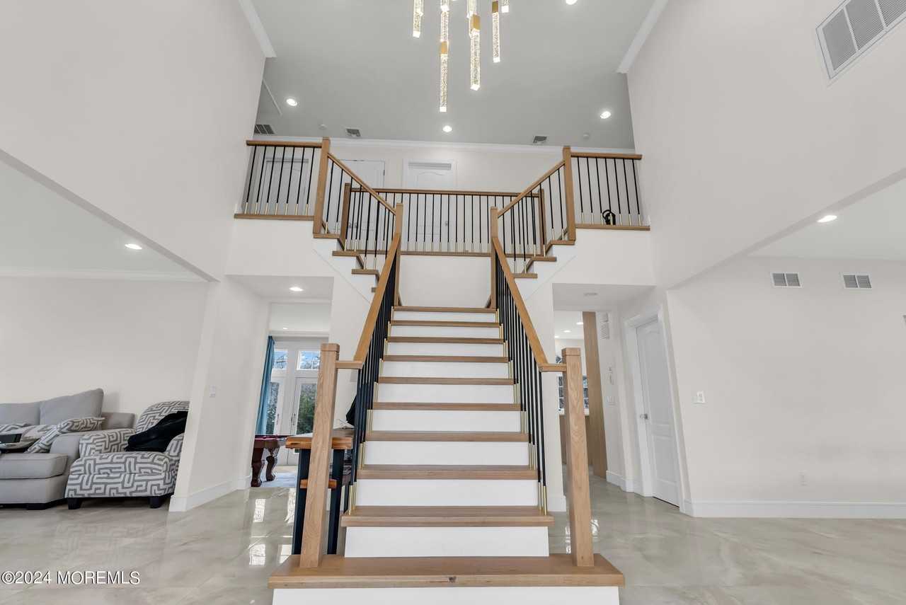 22 Meadow Ln - Photo 4 of 38