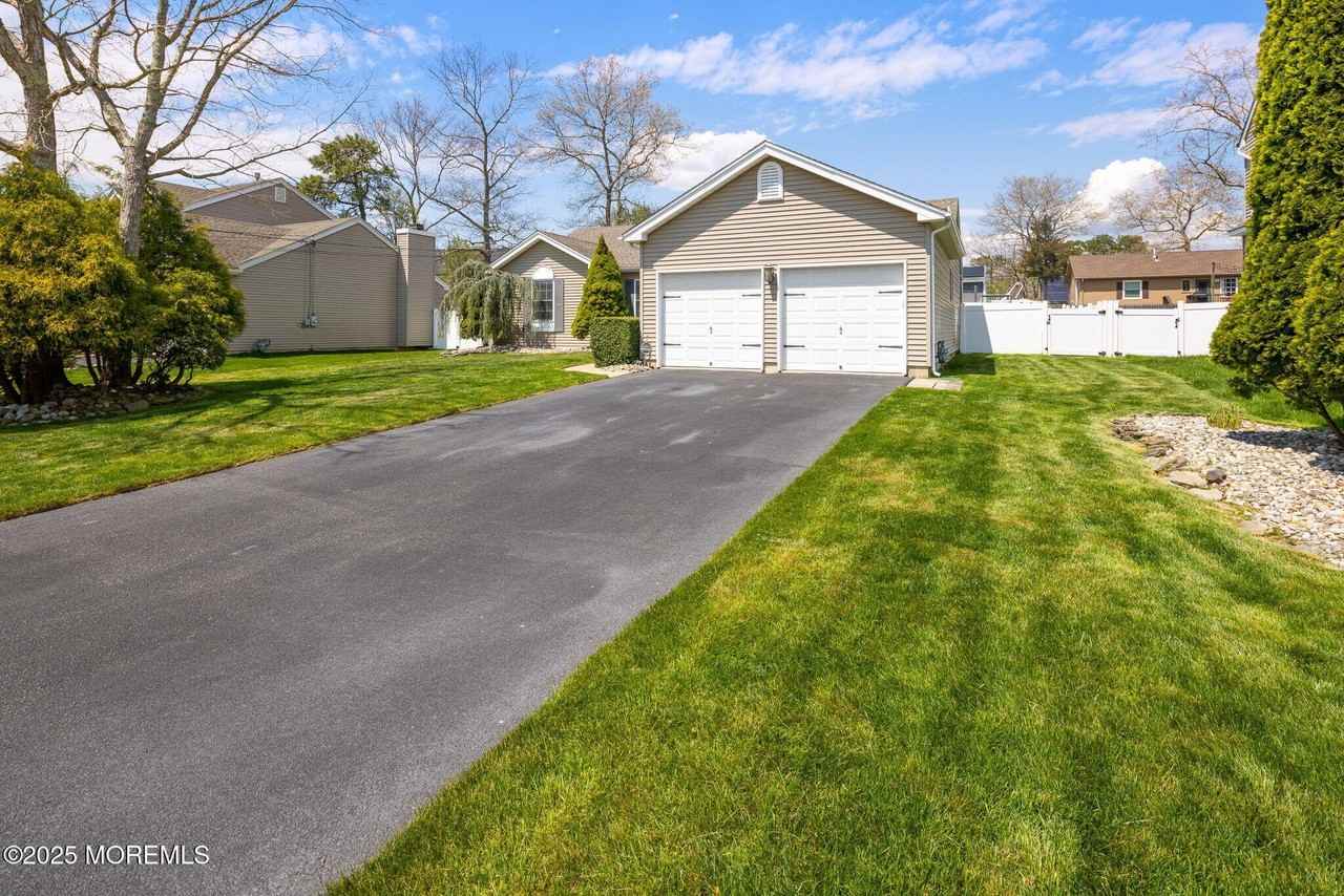 148 Mizzen Ave - Photo 4 of 50