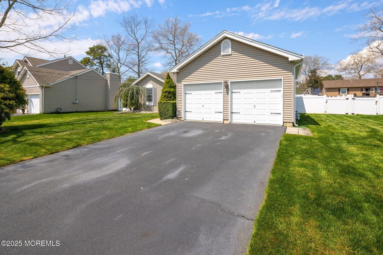 148 Mizzen Ave - Photo 6 of 50