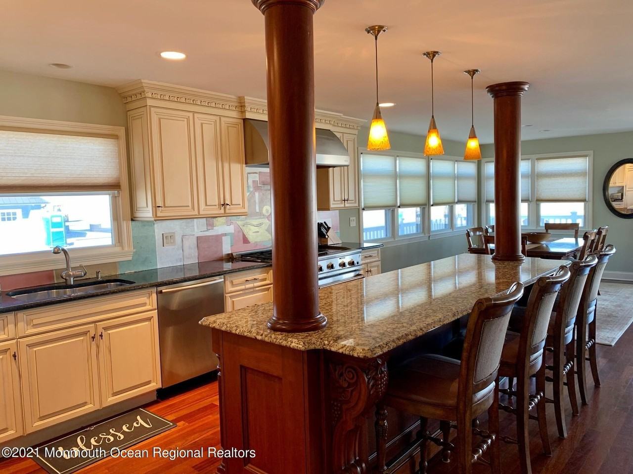 919 N Ocean Ave - Photo 5 of 39