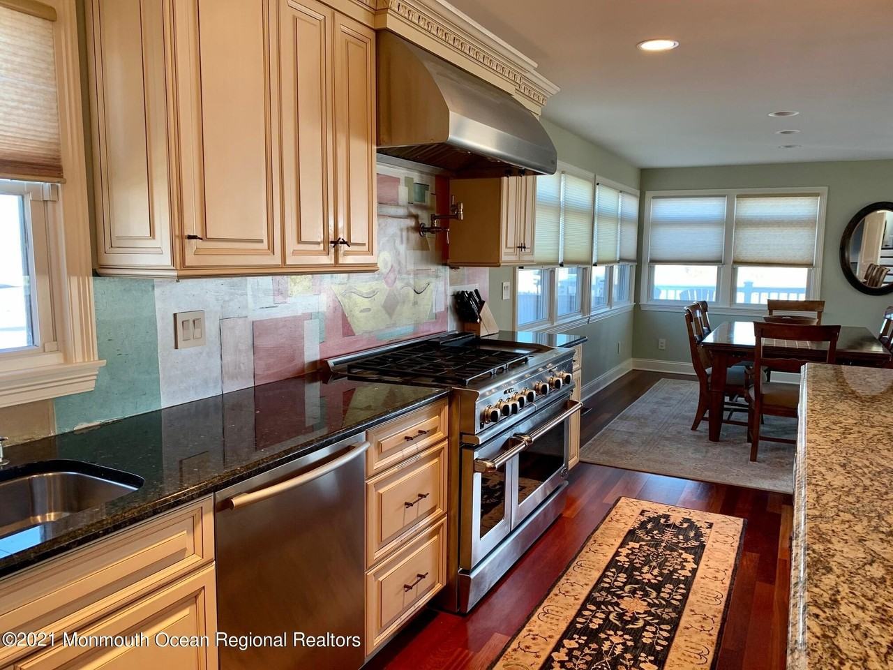 919 N Ocean Ave - Photo 6 of 39