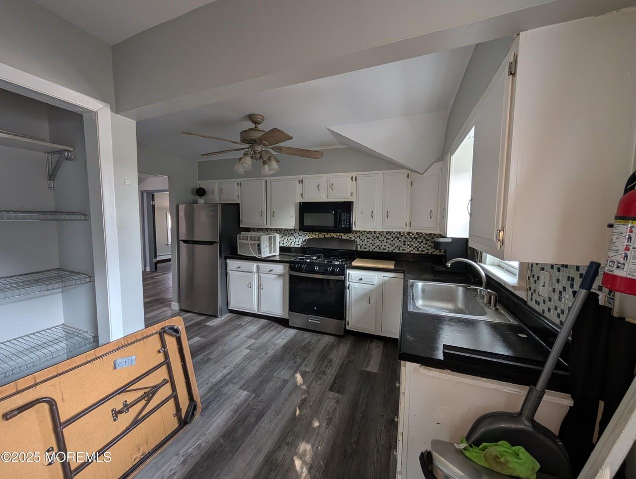 164 Port Monmouth Rd Apt B #B - Photo 3 of 17