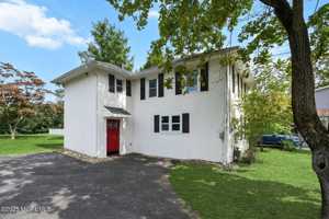 featured image of 425 W Park Ave