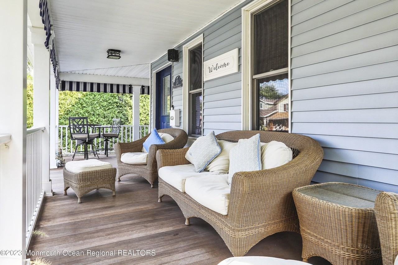 513 Ocean Park Ave - Photo 2 of 40