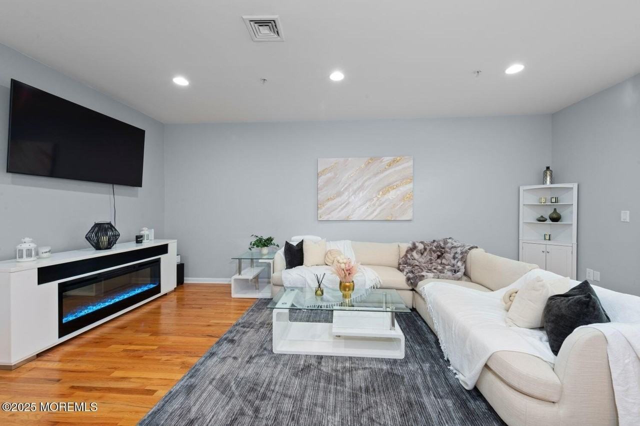 162 Main St - Photo 5 of 48