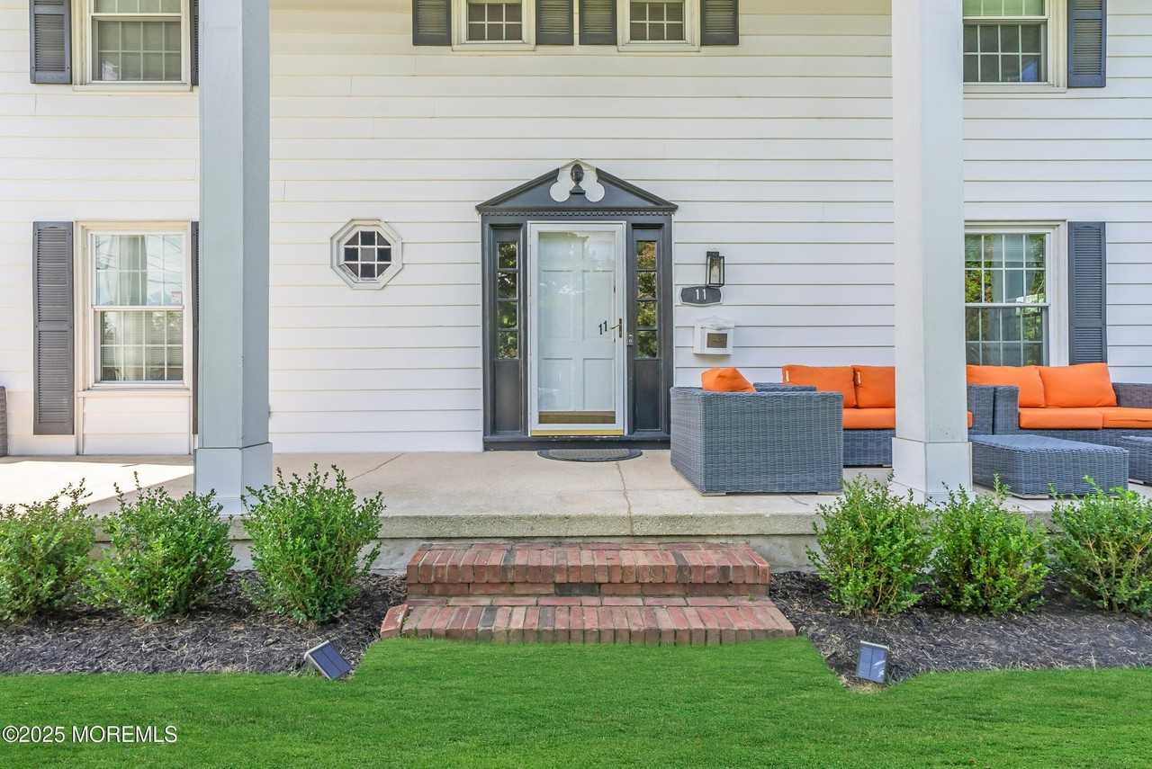 11 Pinewood Ave - Photo 3 of 39