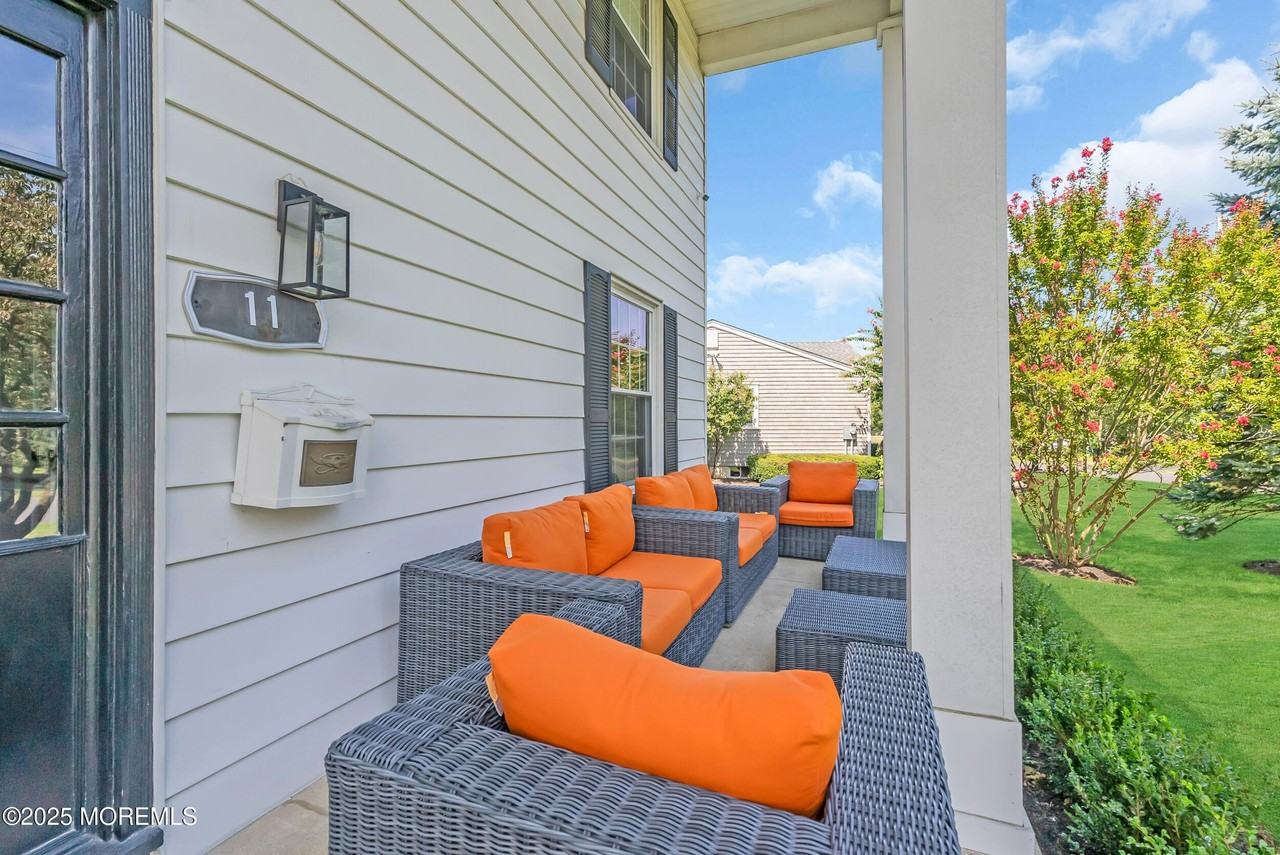 11 Pinewood Ave - Photo 4 of 39