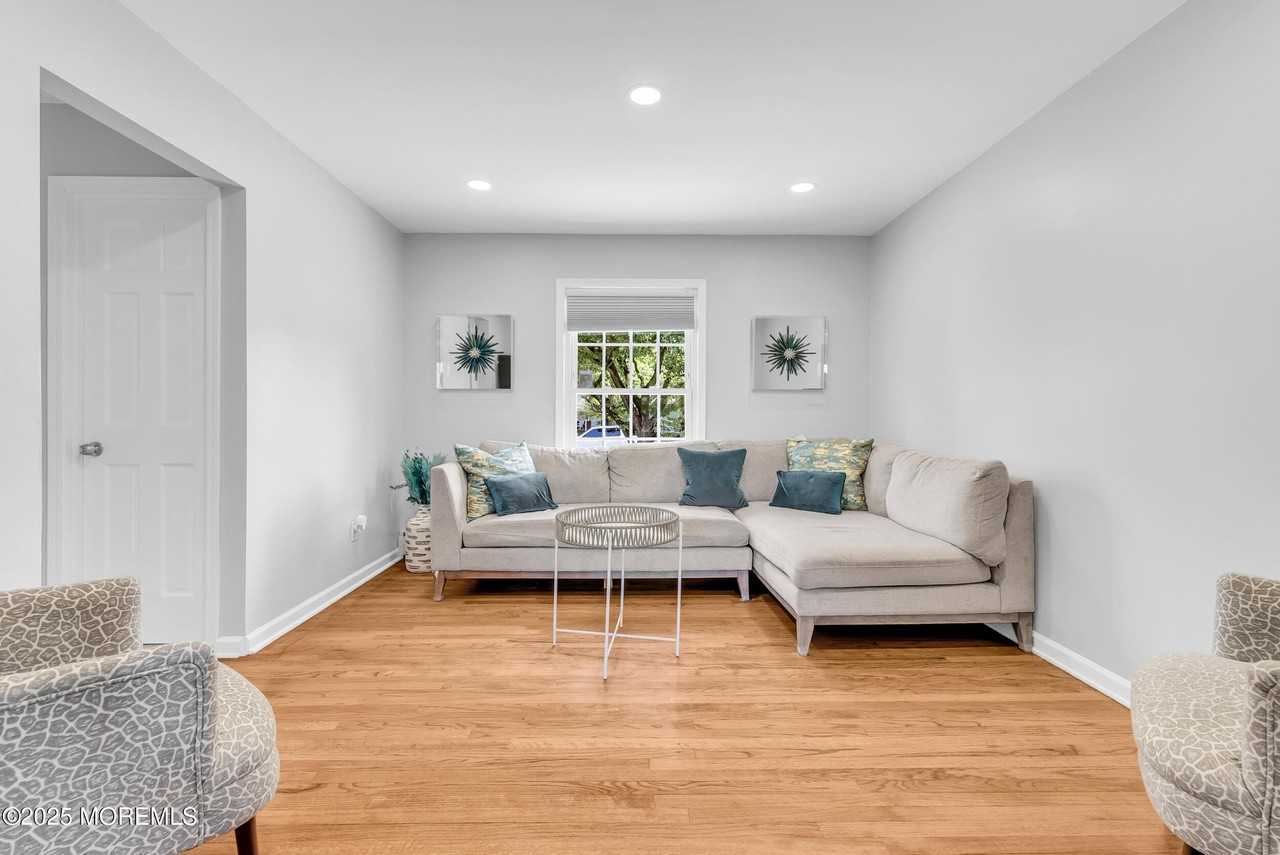 11 Pinewood Ave - Photo 7 of 39