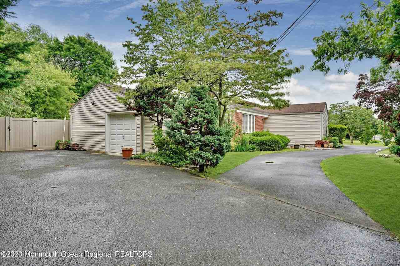 77 Pinewood Ave - Photo 2 of 25