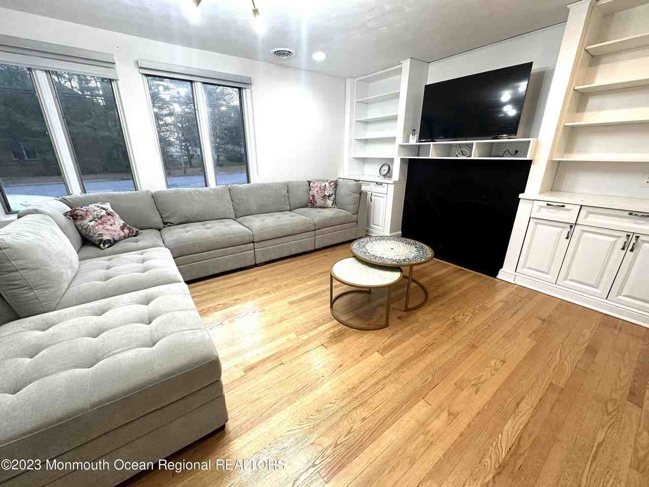 77 Pinewood Ave - Photo 5 of 25