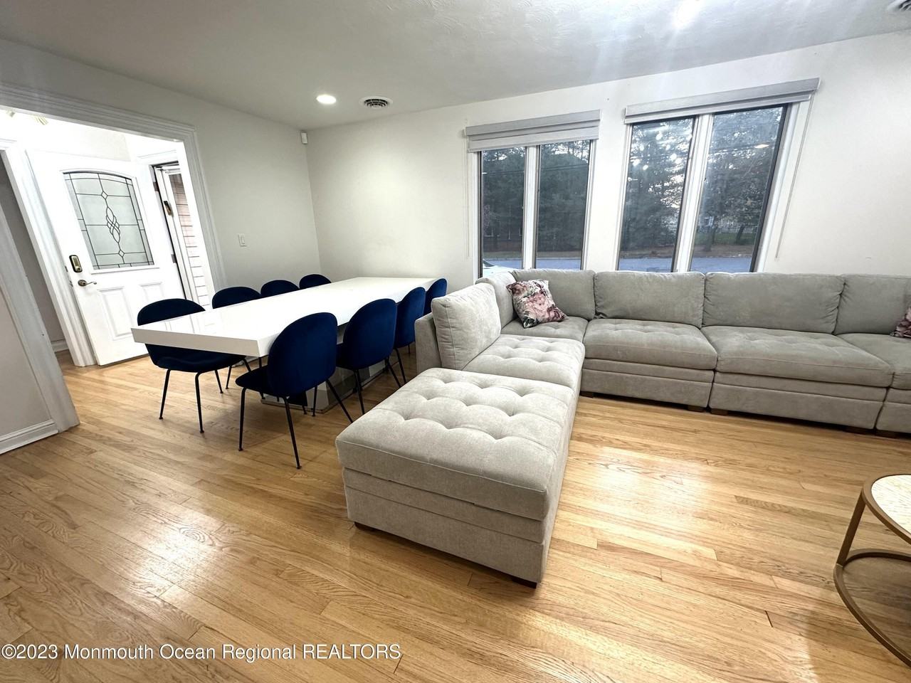 77 Pinewood Ave - Photo 6 of 25