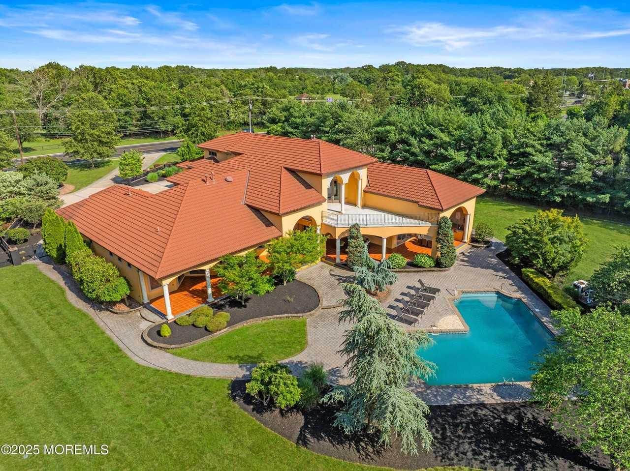 1548 N Bay Ave - Photo 5 of 50