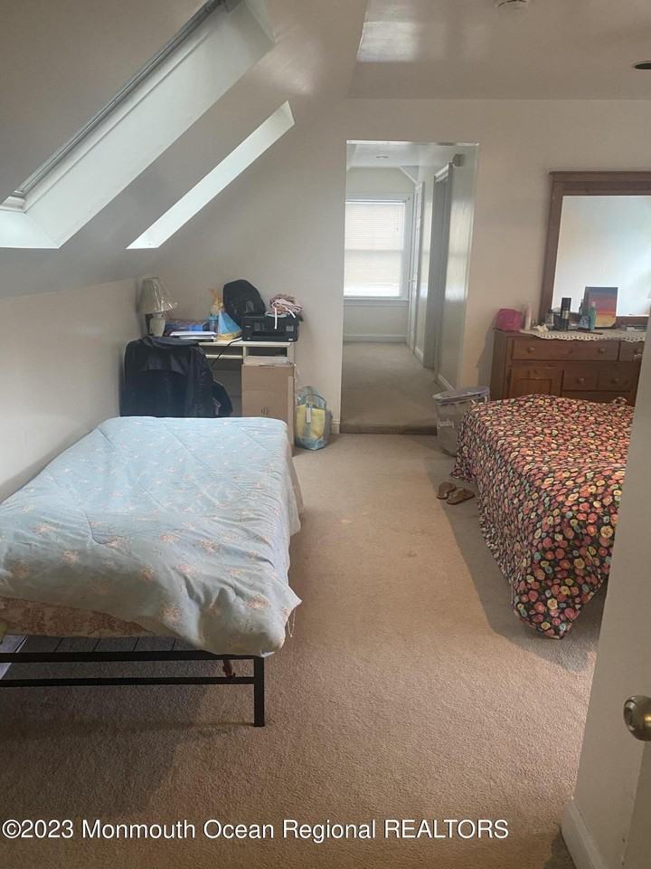 313 Yorke Ave - Photo 4 of 20