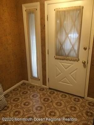 256 Lawrence Ave - Photo 4 of 12