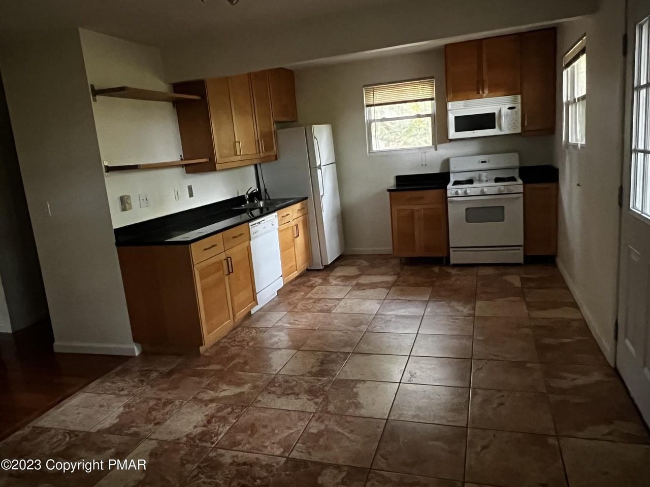 124 Saunders Dr - Photo 2 of 20