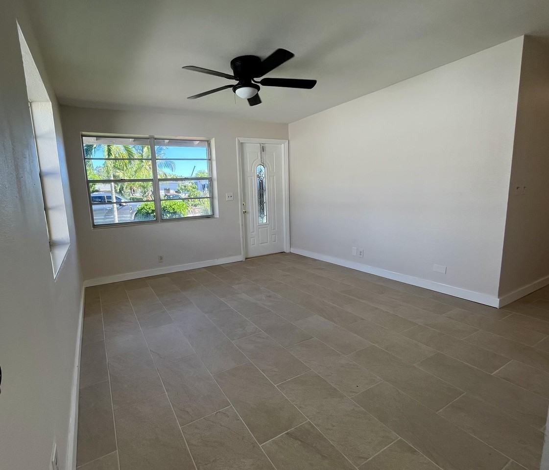 725 W 9th St - Photo 2 of 6