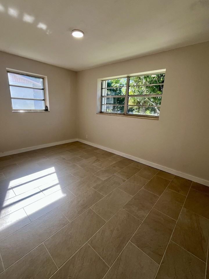 725 W 9th St - Photo 6 of 6