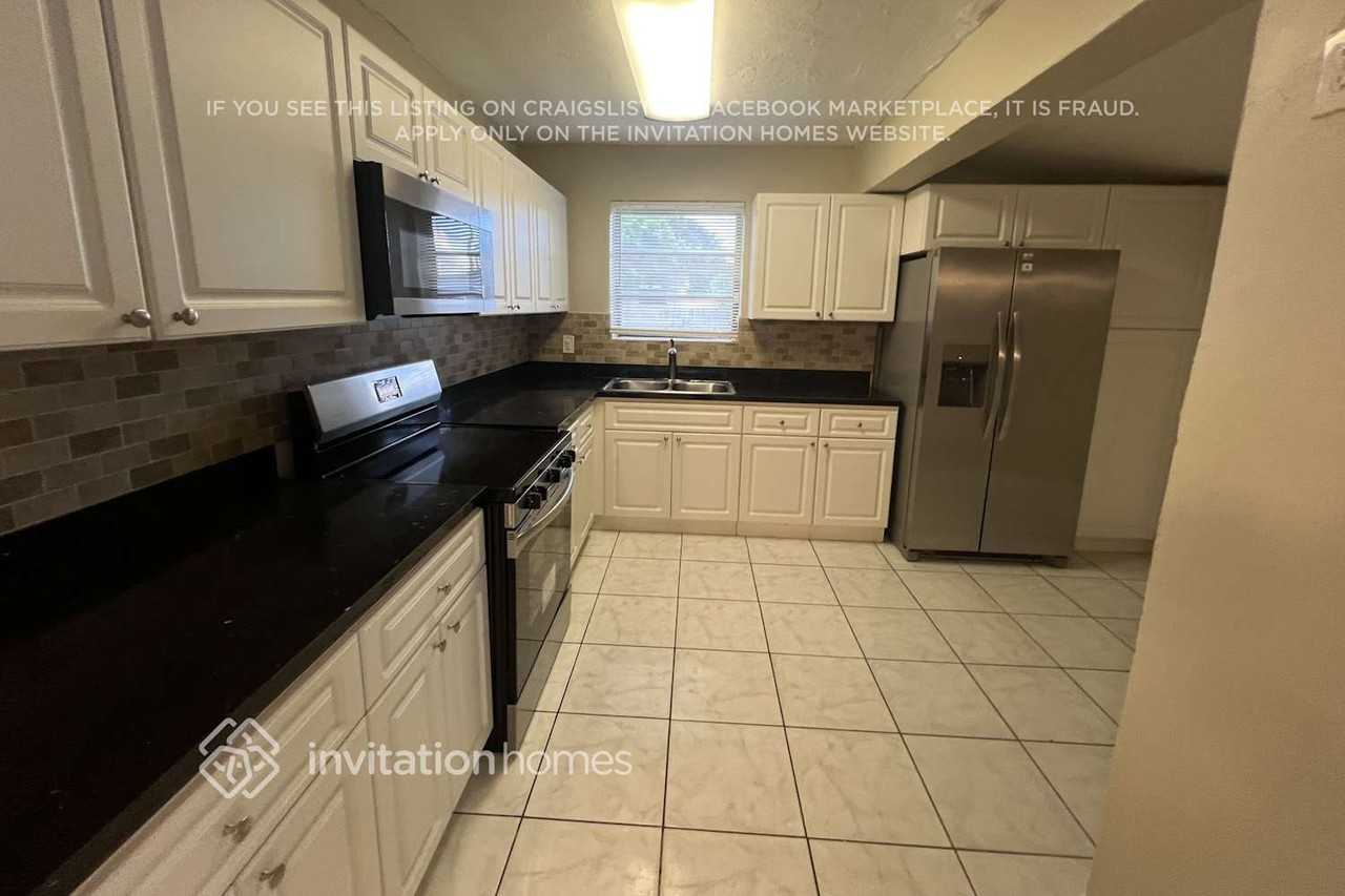 1531 Northwest 41st Court - Photo 5 of 17