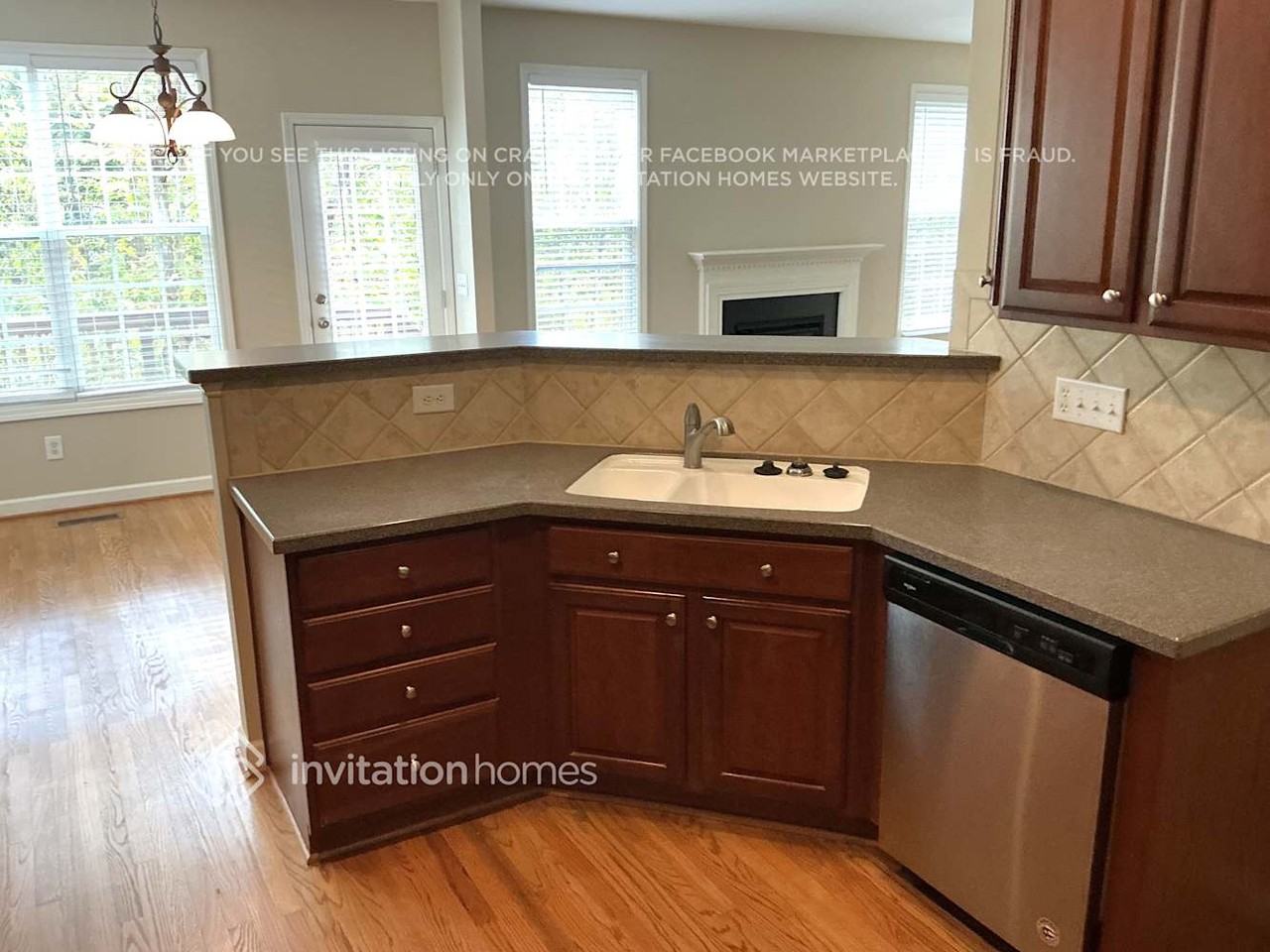 1525 Lindenberg Square - Photo 3 of 18