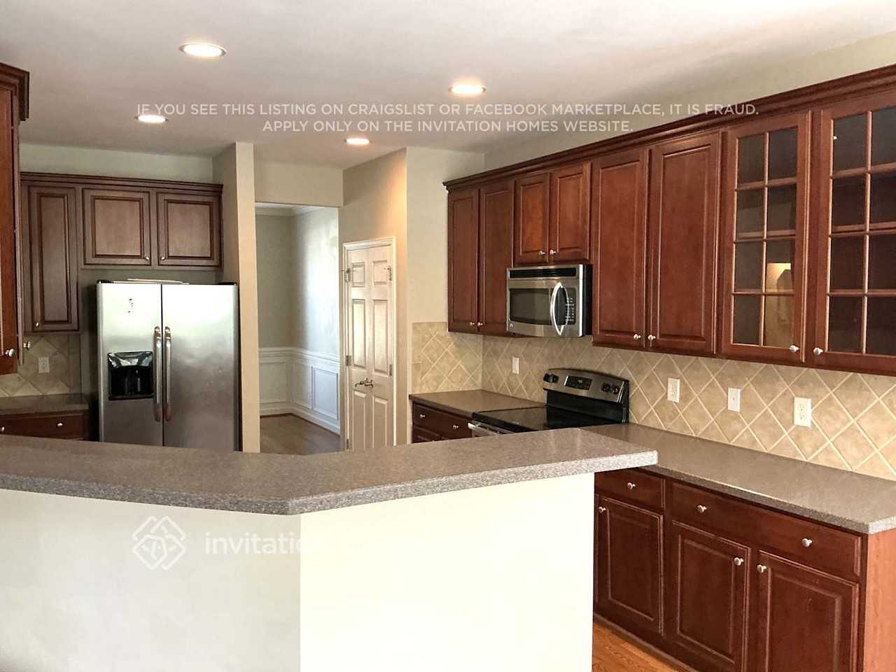 1525 Lindenberg Square - Photo 5 of 18