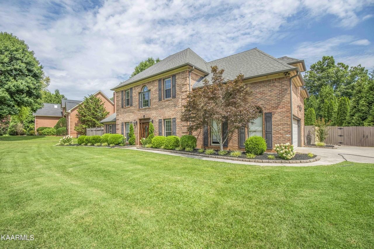 10706 Eagle Glen Dr - Photo 2 of 50