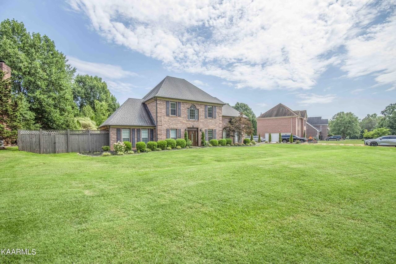 10706 Eagle Glen Dr - Photo 5 of 50