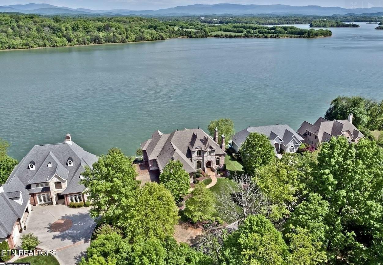 195 Rock Point Dr - Photo 3 of 30