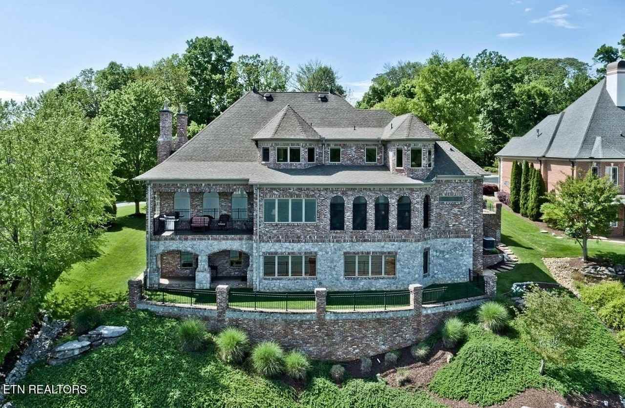 195 Rock Point Dr - Photo 4 of 30