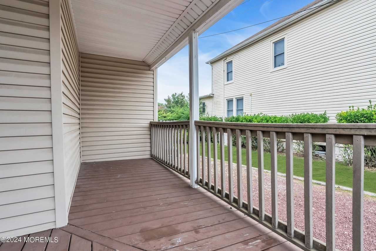 327 Roosevelt Ave - Photo 3 of 24