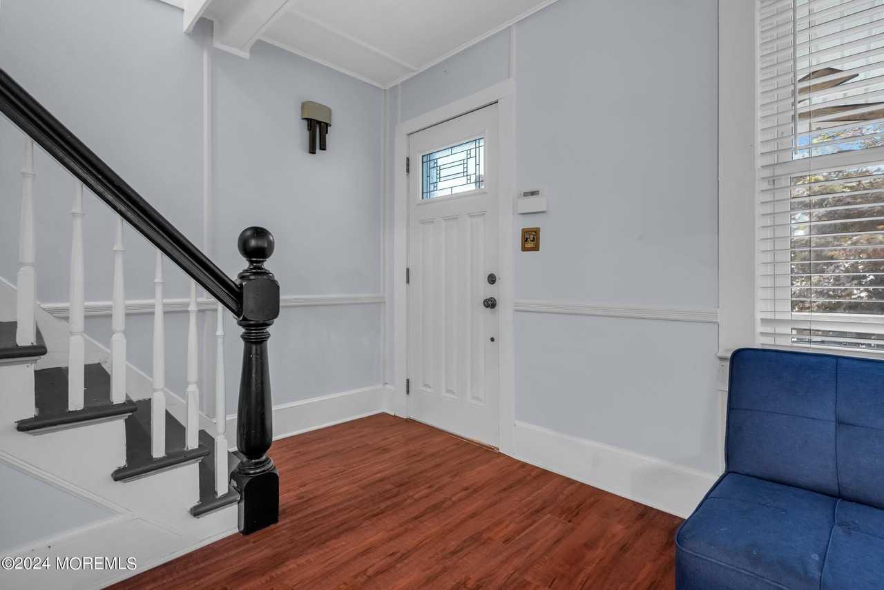 327 Roosevelt Ave - Photo 4 of 24