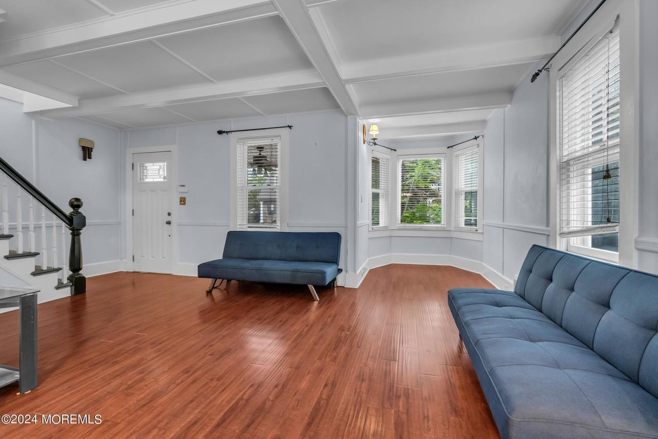 327 Roosevelt Ave - Photo 5 of 24