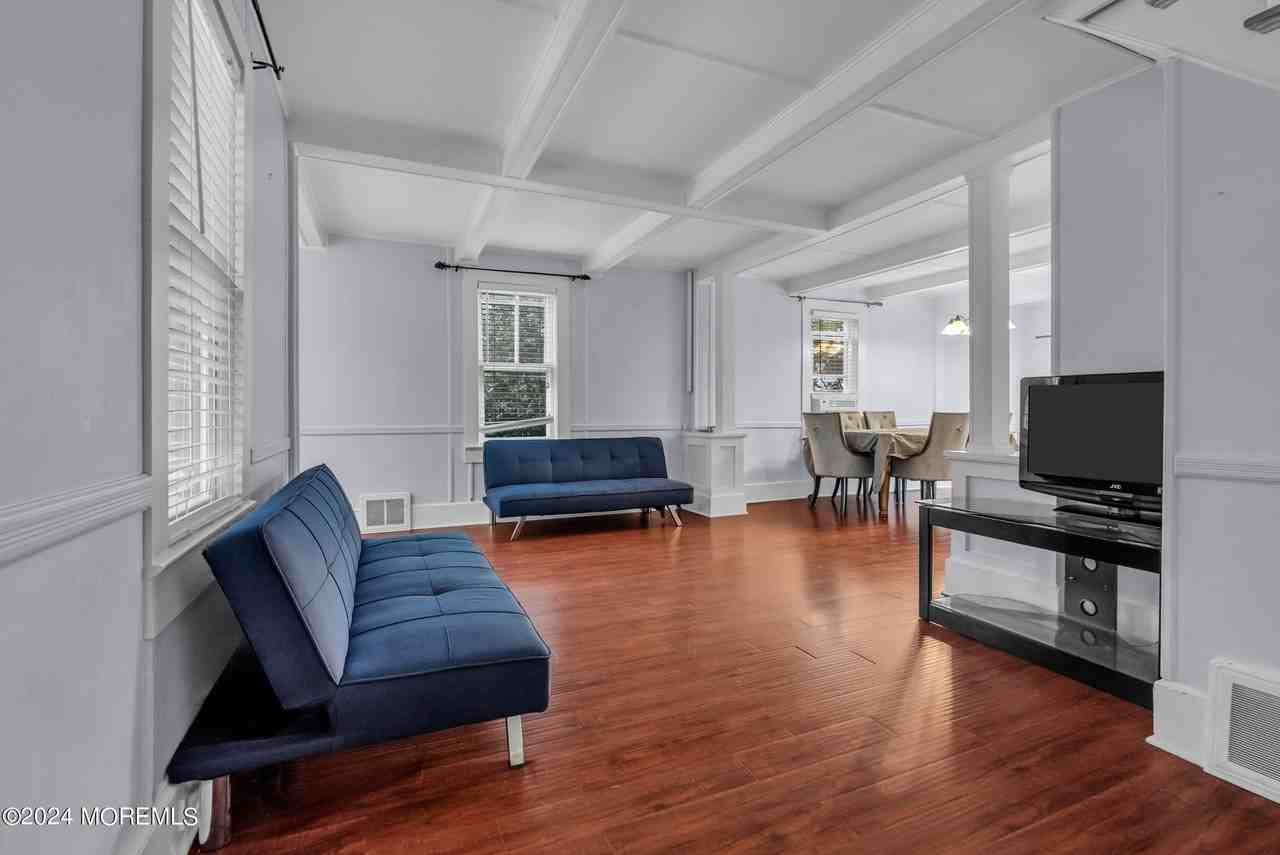 327 Roosevelt Ave - Photo 6 of 24