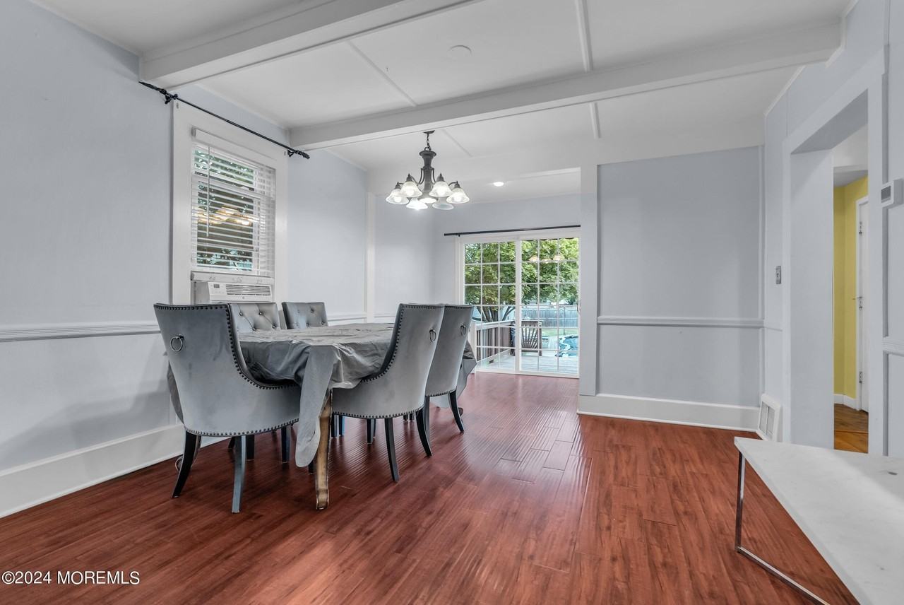 327 Roosevelt Ave - Photo 7 of 24