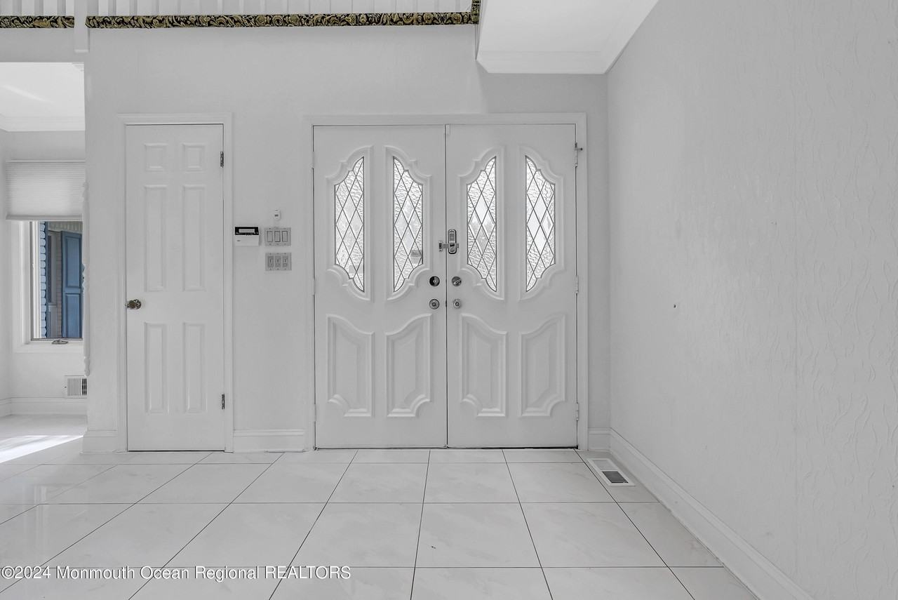 7 De Camp Ct - Photo 5 of 32