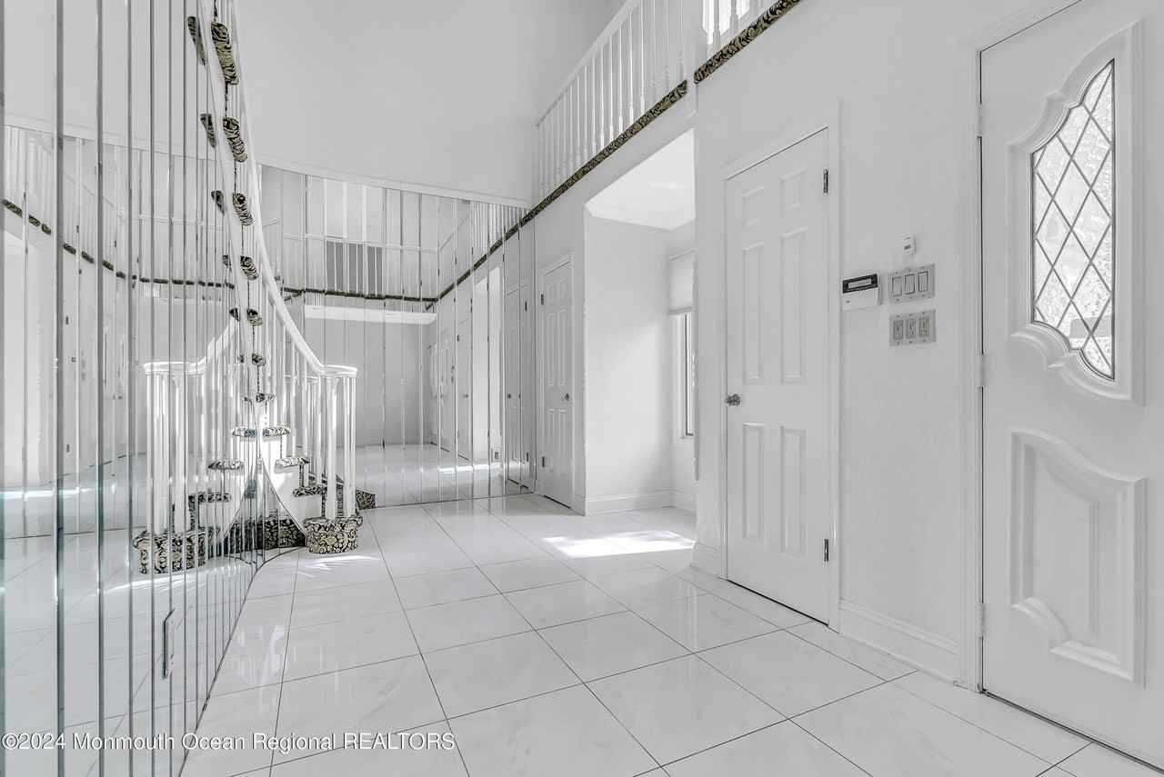 7 De Camp Ct - Photo 6 of 32