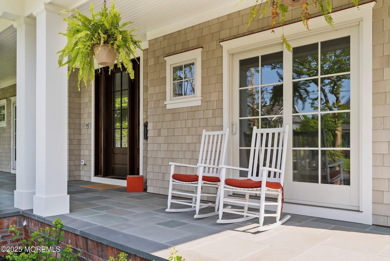 205 Morris Ave - Photo 4 of 50