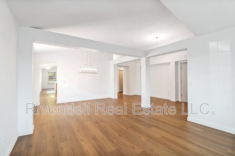 1843 Rough Ct - Photo 3 of 18