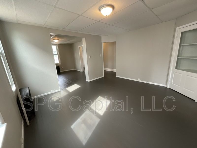 413 N Pitt St - Photo 3 of 10