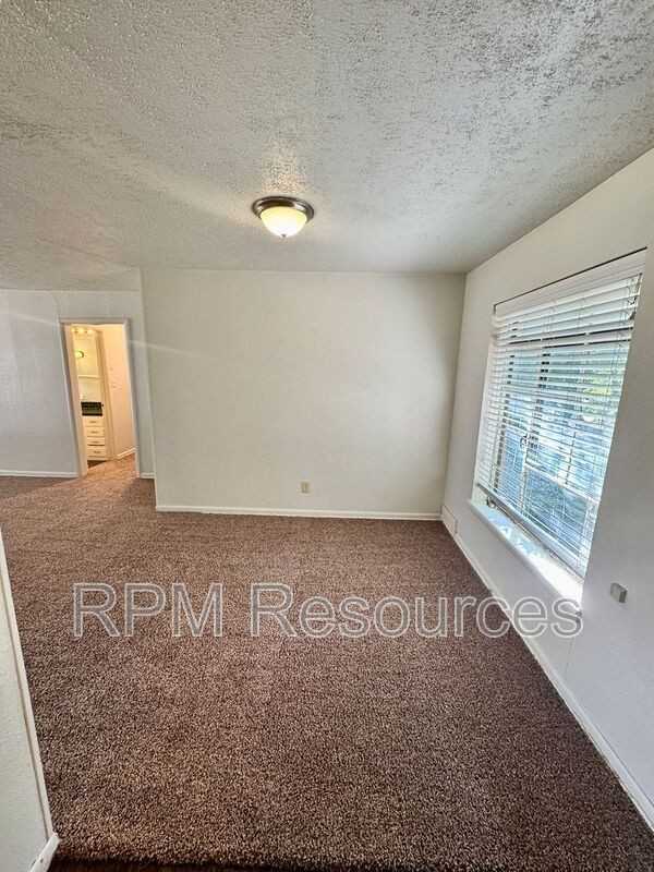 4416 Northwest 44th Street - Photo 6 of 19